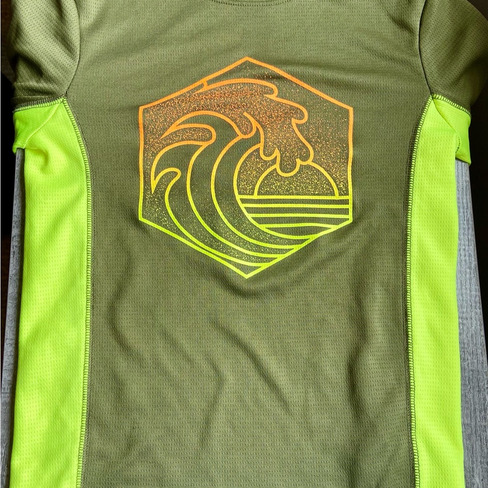 Old Navy Wave Graphic Olive green and Neon Green kids Swim Shirt. Size S 6-7